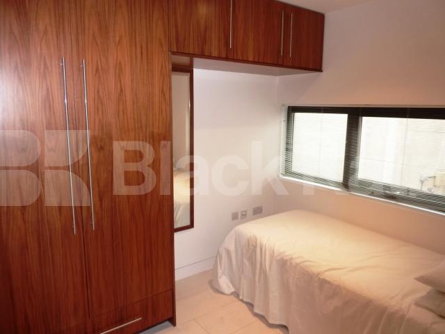 			Overlooking Regents Park!, 2 Bedroom, 1 bath, 1 reception Flat			 Oval Road, PRIMROSE HILL / REGENTS PK